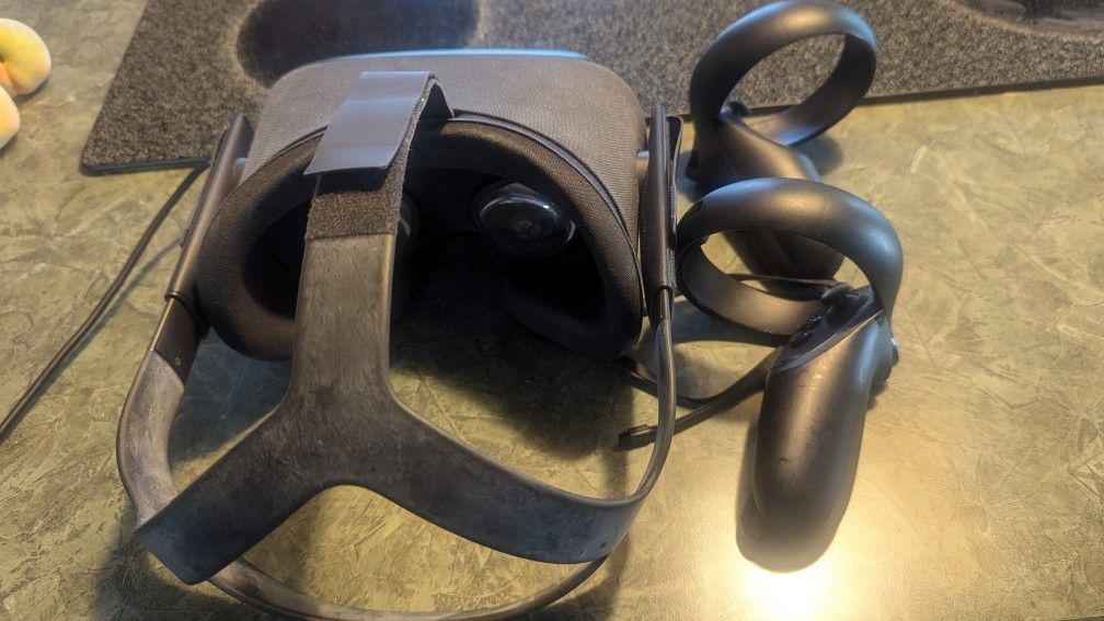 Oculus Meta/Quest 1 W/ Controls (No Charger)