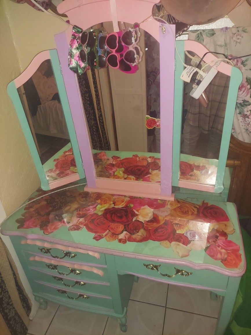 Vanity Table With Beautiful Mirror For Makeup Get All The Angles