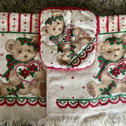 Vintage Christmas Towels Set Of 2 & 1 Hot pad