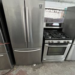 Refrigerador Samsung  3 Puertas 30 Pulgadas De Ancho 67 De Alto Y Estufa LG De Gas 5 Quemadores 