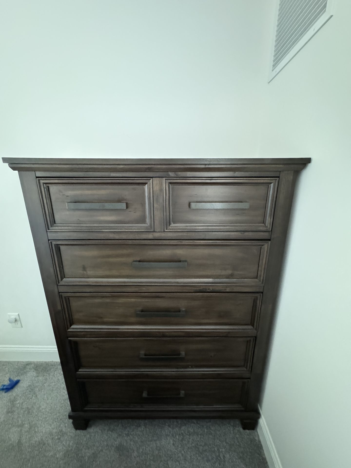 Johurst Dresser with 5 Storage Drawers - Excellent Condition