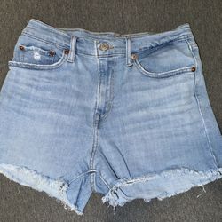 Women’s Levi high rise shorts size 28