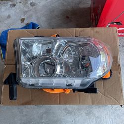 2011 Toyota Tundra Driver Side Headlamp
