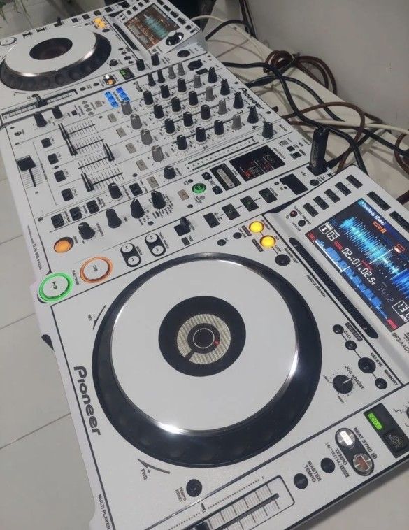 Pair 2x Pioneer CDJ-2000NXS & DJM-900NXS White Skin 2000
900 Nexus Turntable JP