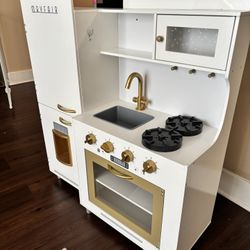 Play Kitchen (Assembled)