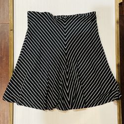 Ann Taylor Petite Women’s XXSP Black & White Diagonal Striped Skirt; 94% Rayon 6% Spandex; 18” in Length; Mid-Length