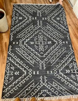 Area Rug Steel Blue Grey 60”x98” in Excellent Condition