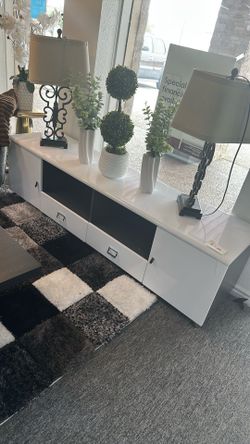 Glossy white tv stand