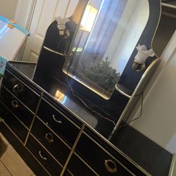 Dresser w/ Mirror & Lights