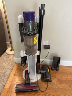Dyson V10 vacuum & charging station