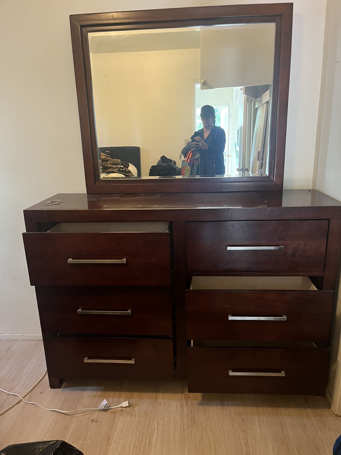 Dresser With Mirroring
