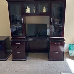 china cabinet is a glass-fronted piece of furniture designed to display and store fine dinnerware, porcelain, glassware, and collectibles.