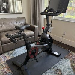 Peloton Bike With Shoes And Weights