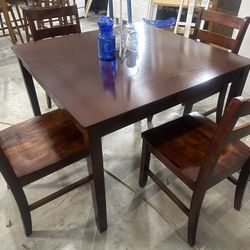 SUPER BEQUTIFUL DINING TABLE AOLID WOOD WITH 4 Chairs Almost New