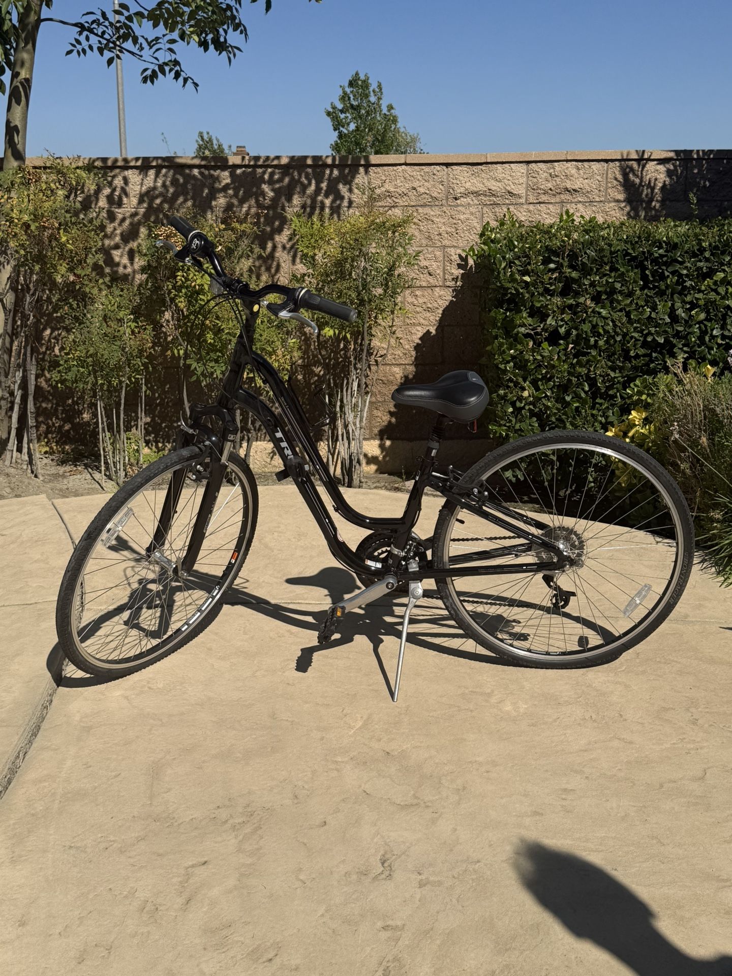 Black Trek Verve 2 Lowstep (13”) Bike