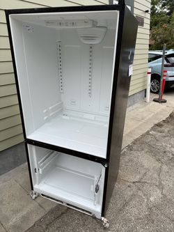 Whirlpool refrigerator , bottom freezer  / works free