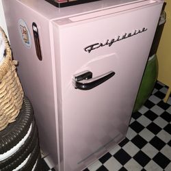 Retro Frigidaire Fridge - "Mini Fridge" - Pink