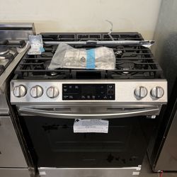 NEW OPEN BOX SAMSUNG GAS SLIDE IN STOVE 30”WIDE 