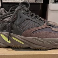 yeezy 700 mauve 8.5/9