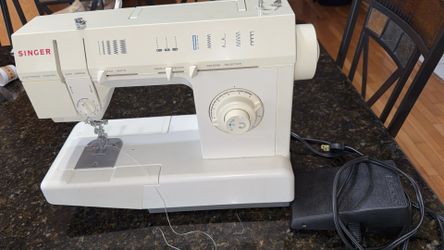 Vintage Singer Sewing Machine 5825c