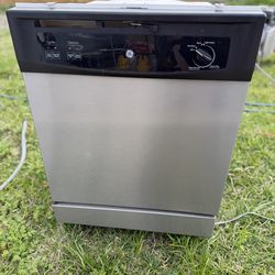 GE Front Control 24-in Built-In Dishwasher (Stainless Steel) ENERGY STAR