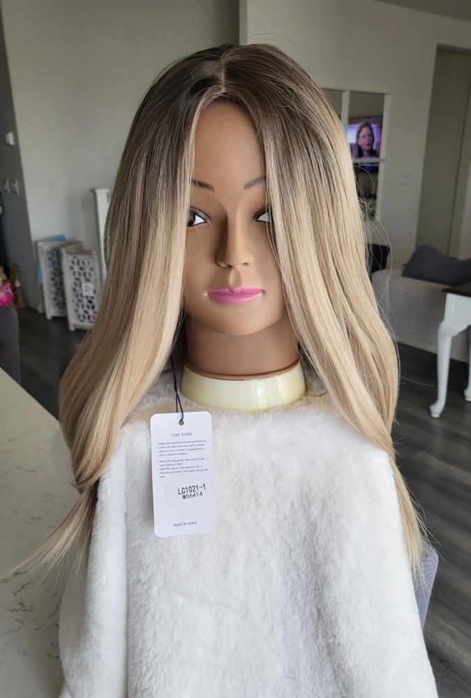 Caramel BLONDE shades SYNTHETIC WIG With BROWN roots SHOULDER Length, MID-PART, 1021