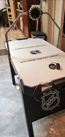 Air hockey table