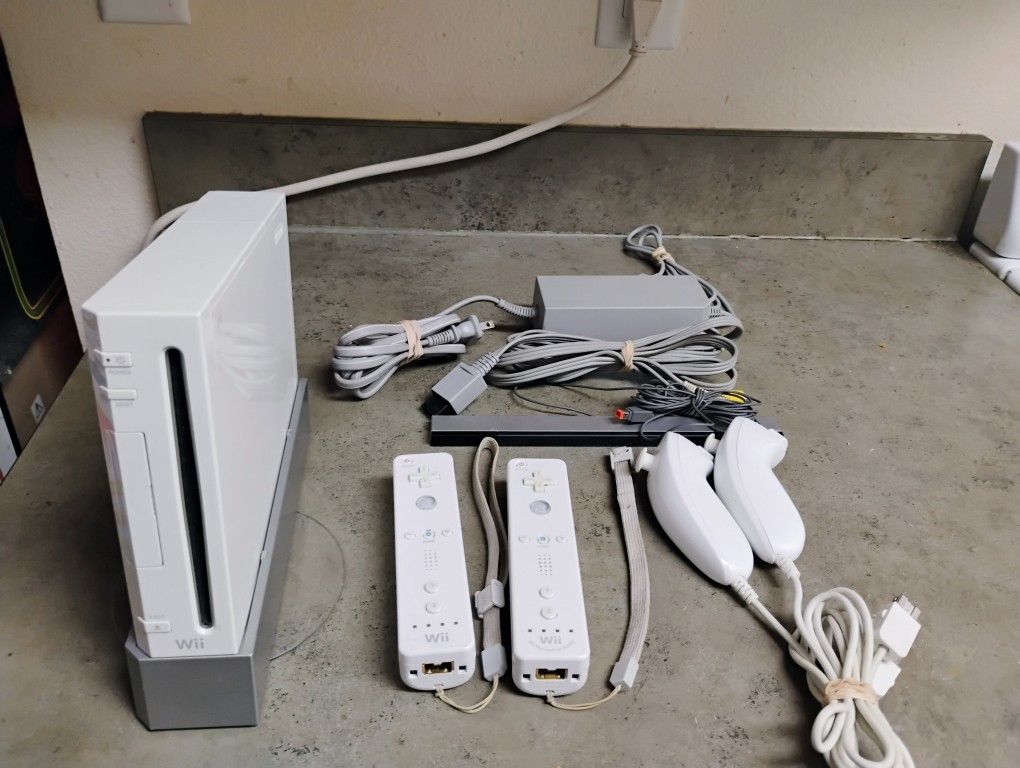 Nintendo Wii Console, W/2 Controllers, 2 Nunchucks, Cables, Tested, Working.