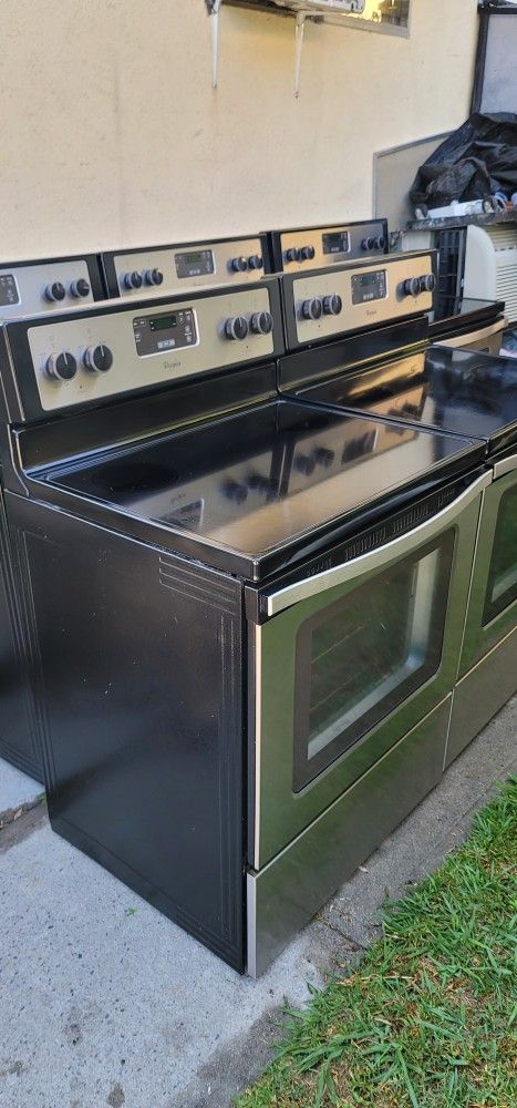 Preciosa Estufa Electrica Whirlpool Luz 220V Seminueva Plancha De Vidrio Lista Para Usar Super Limpia Trabaja Muy Bien Los Quemadores Y El Horno $200