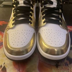 Jordan 1 Mid SE Metallic Gold