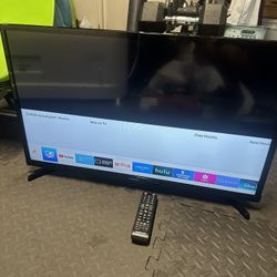 2020 Samsung 32” Smart Tv With Remote Barely Used 