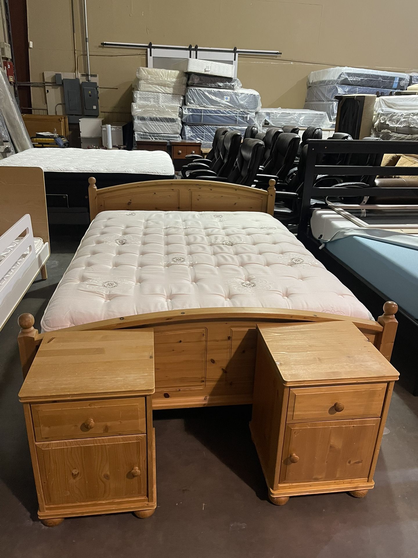 Queen Bed Frame With Mattrress &2 Nigth Stand 