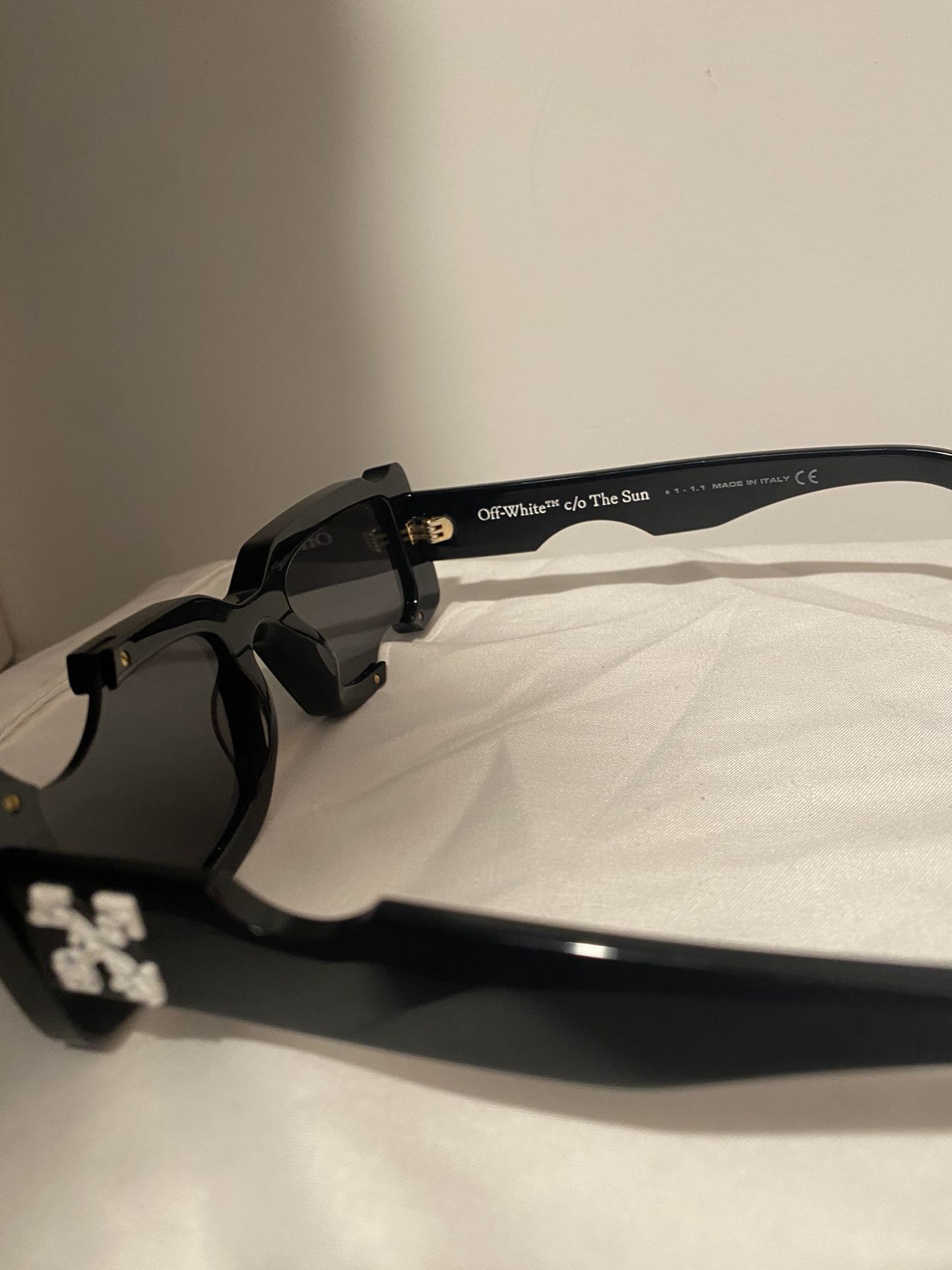 OFF WHITE Cady Rectangular ス OFF-WHITE Cady Cut-Out Rectangular Frame Sunglasses Black/White