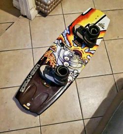Wakeboard liquid force with bindings