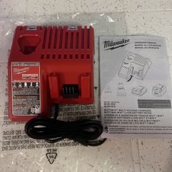 NEW Milwaukee Cargador M12 M18
