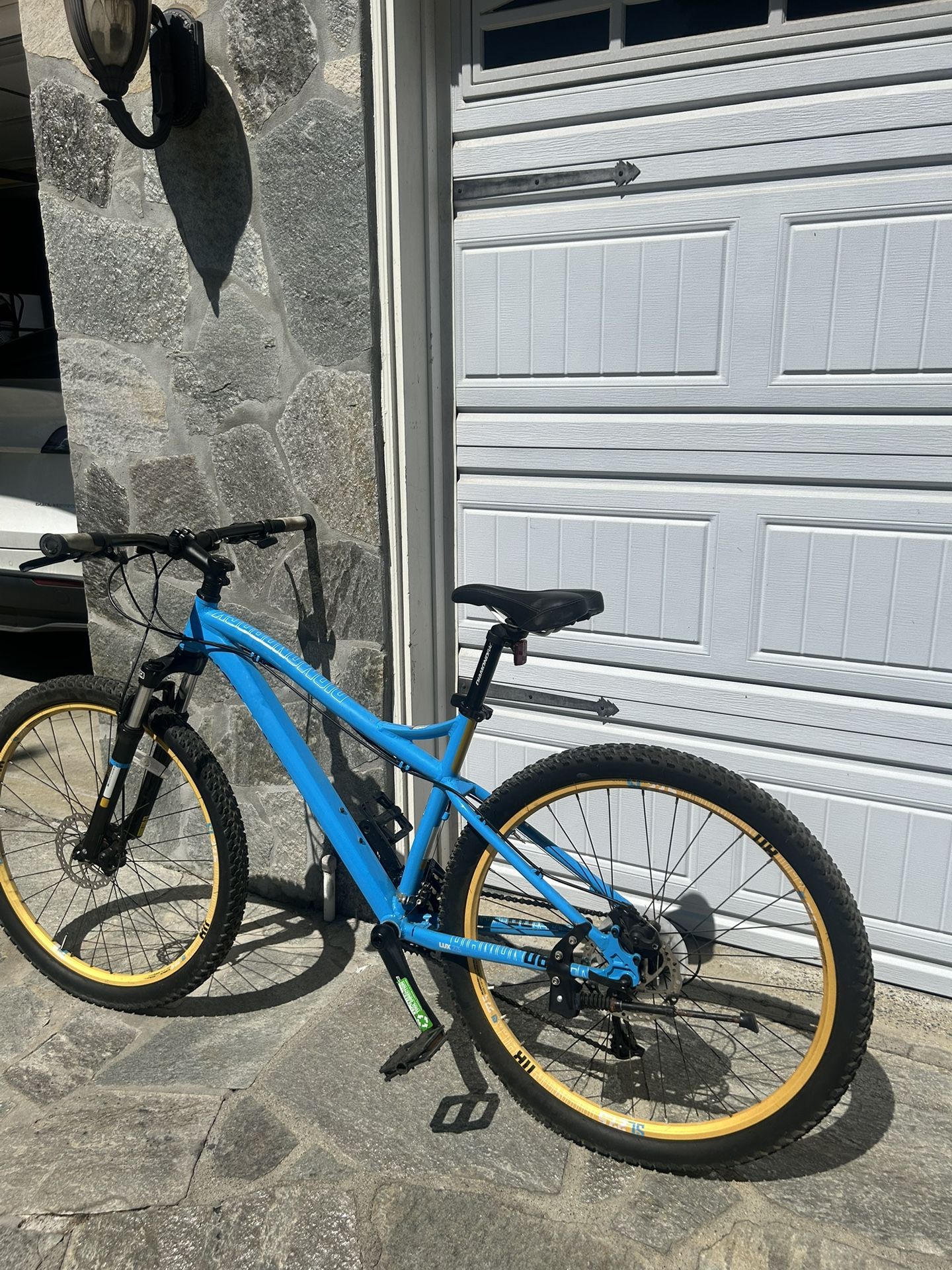 Diamondback Lux 2.75 24Speed Aluminum mtn Bike Super lightweight frame for 5,7-5,10”.  Adjustable shocks, ready to ride.