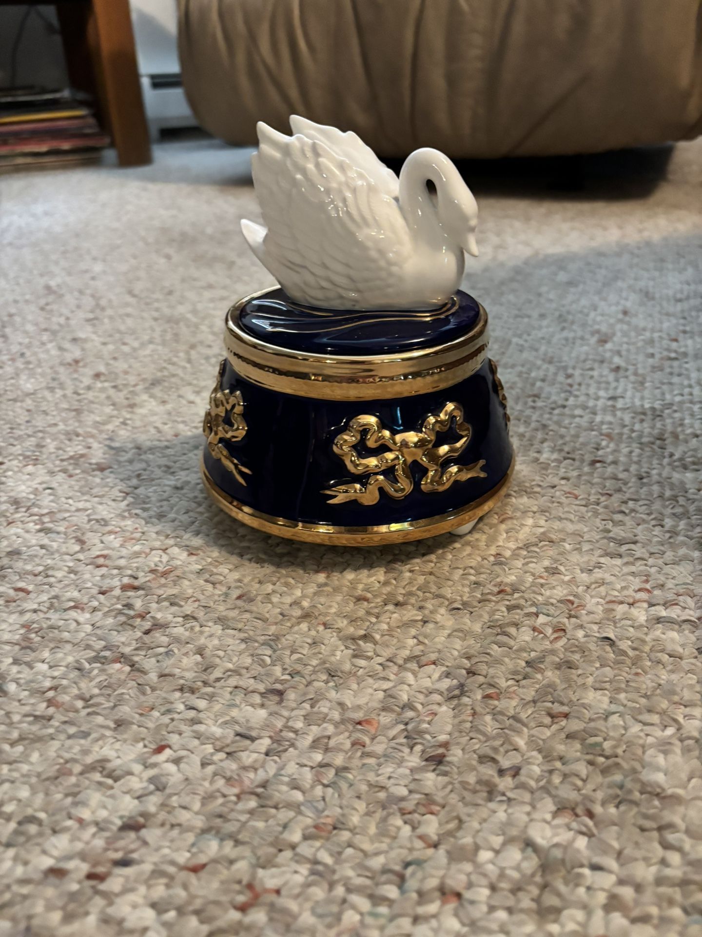 Jewelry box with wind up