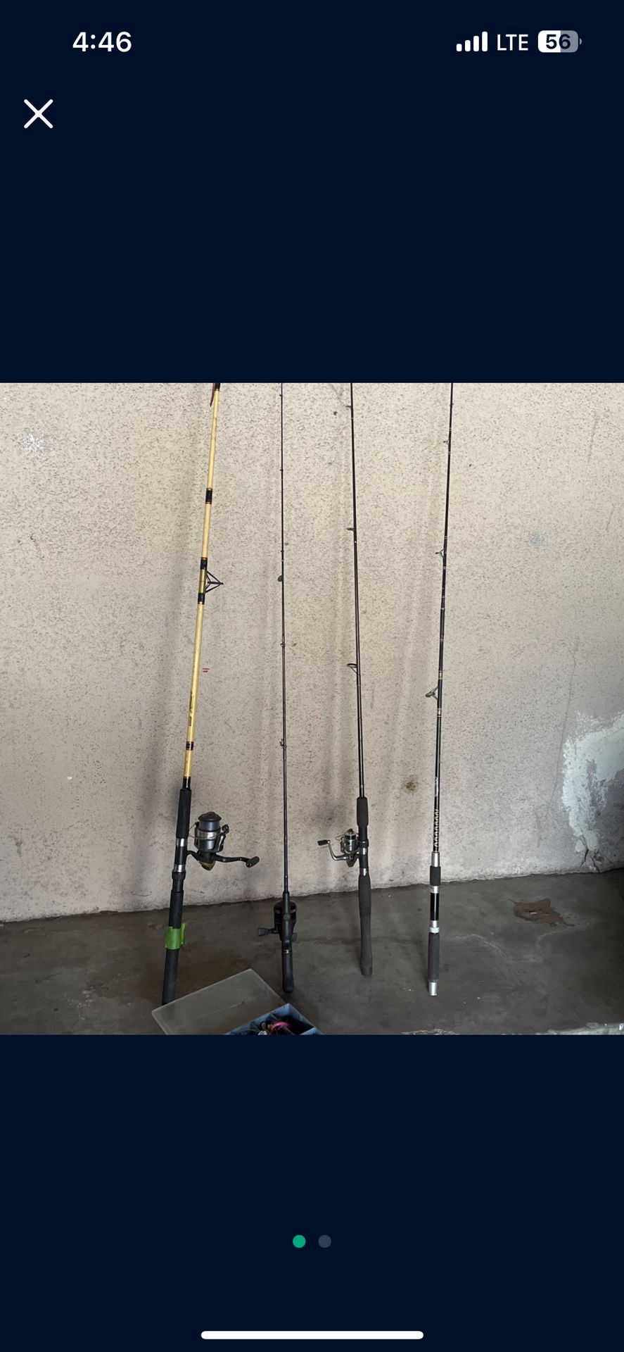 Cañas De Pescar Y Una Cajita Con Carnadas Y Anzuelas