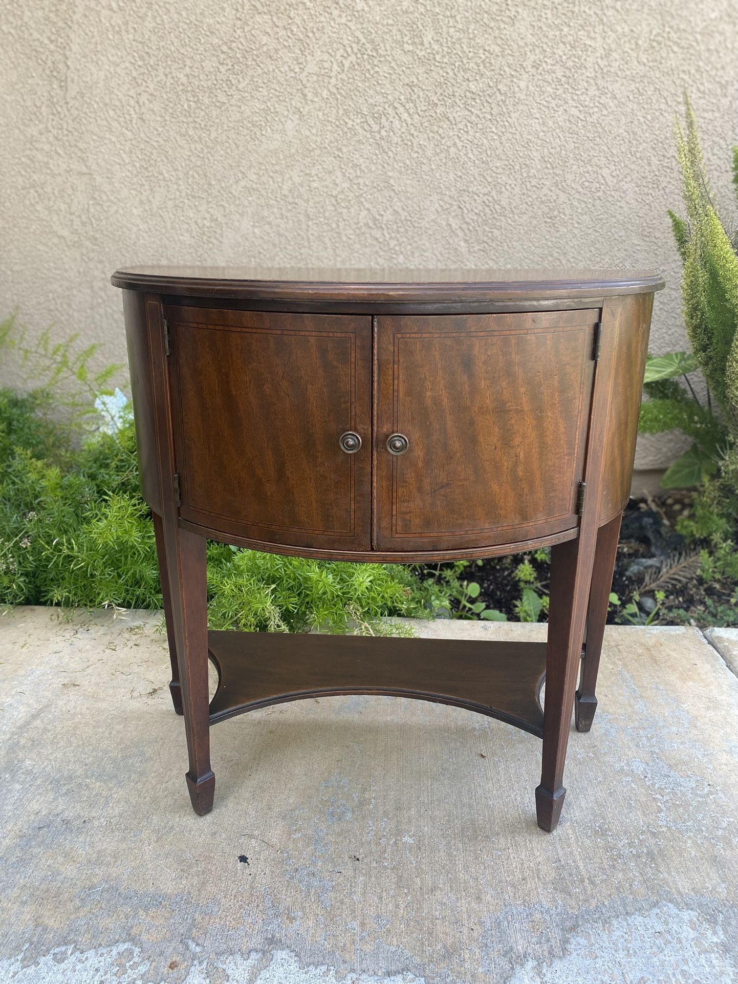 Selling A Small Accent Table/end Table
