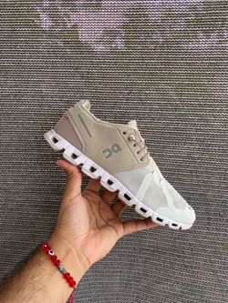 On Cloud low-top running shoes