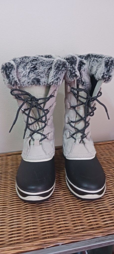Women Snow Boots Size 6