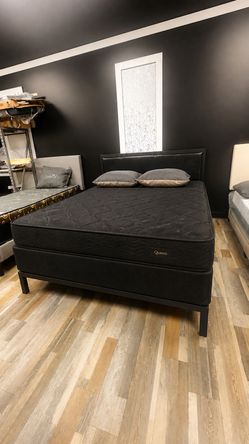 Queen Mattress ( Double Aides) Come With Free Box Spring - Delivery 🚚 Available