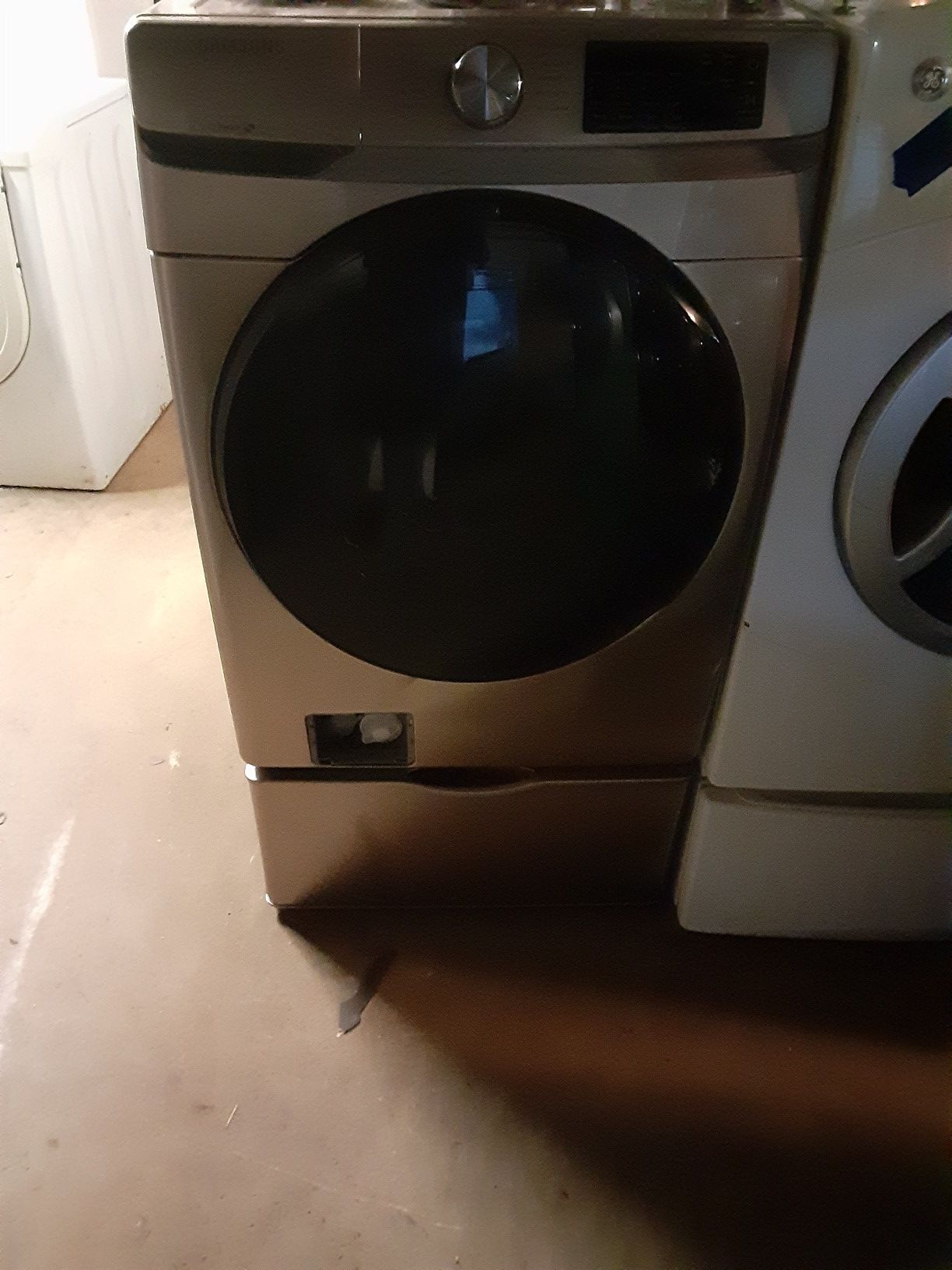 Brand new Samsung washer on pedestal ', scratch and dent