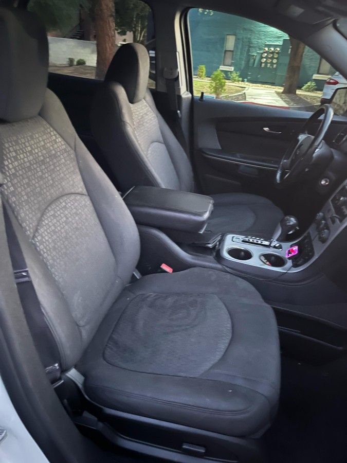 136 mil millas 
Modelo 2012 
V6 cilindros 
4x4 activada siempre llantas callidas nuevas