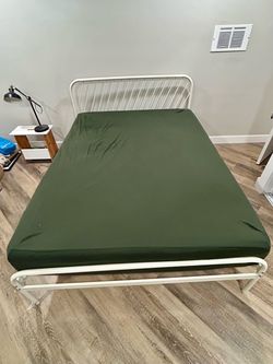 Vintage metal bed frame (queen size)