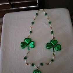BRAND NEW SHAMROCK NECKLACE 