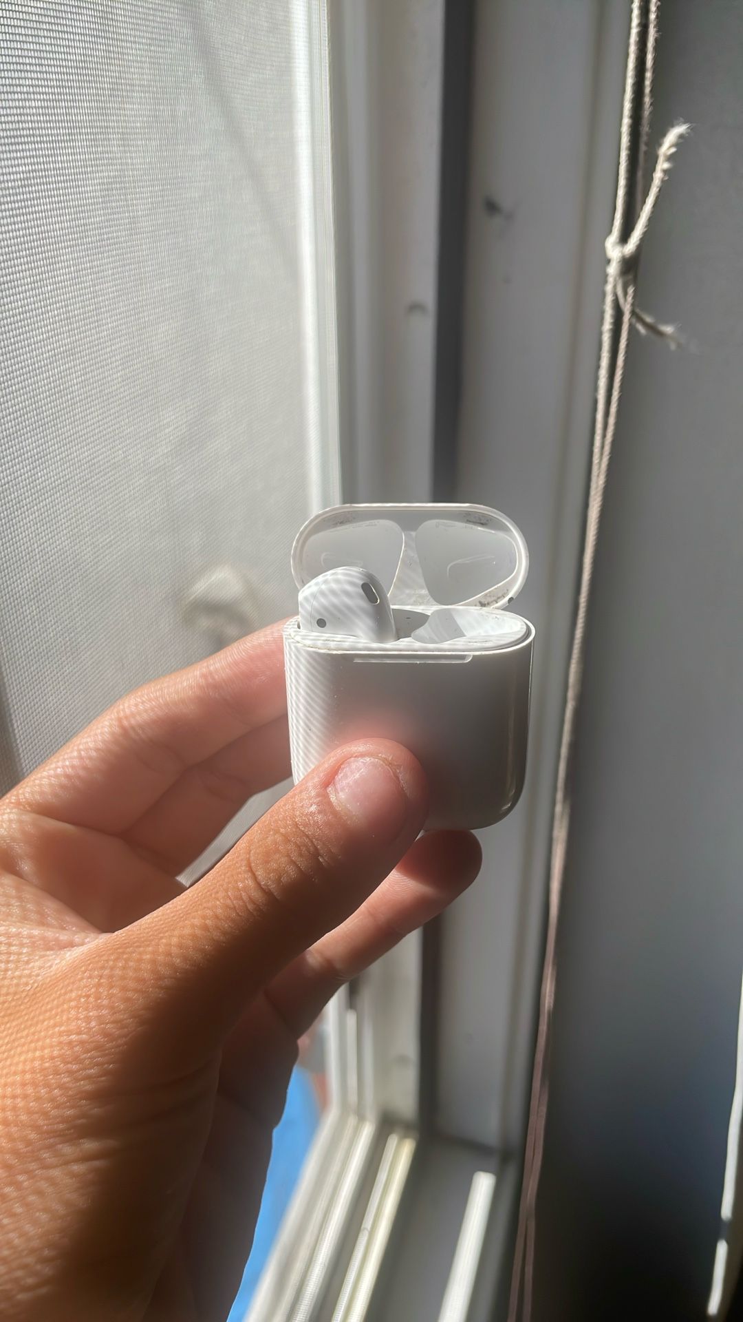 AirPod 1st Gen Comes With Case And 1 AirPod