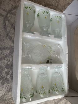 Glass Pitcher Set with 6 Glasses – Frosted Green Leaf Design, Brand New