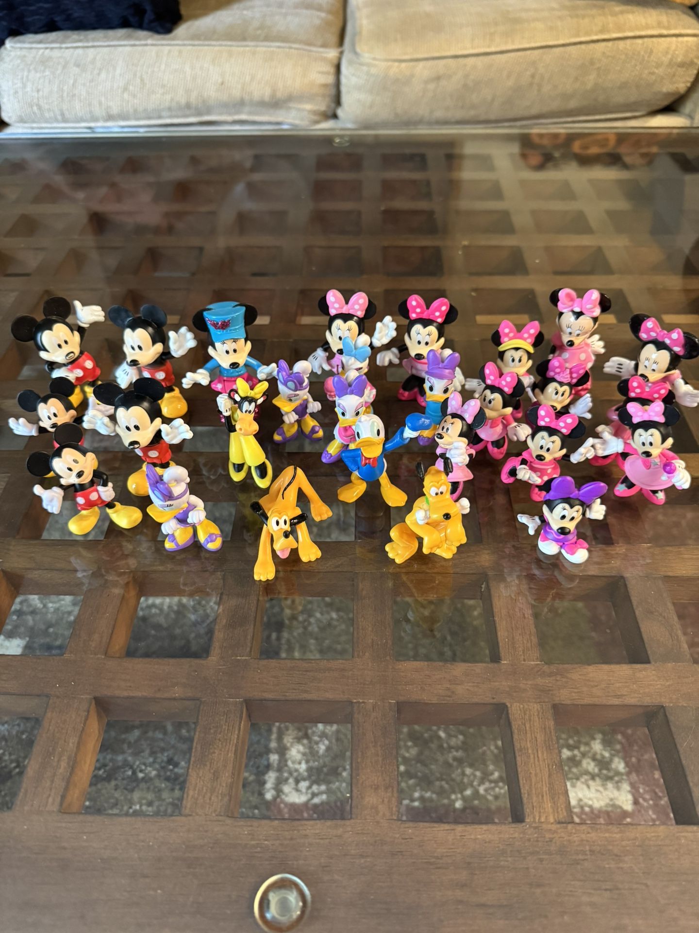 Mixed Lot of 27 Mini Disney Figurines Mickey & Minnie/Pluto/ Donald/clarabell