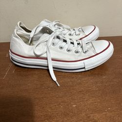 Women’s size 6.5 white Converse All Stars  Low top
